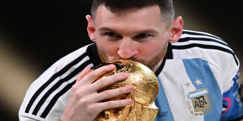 Messi nhận giải quả bóng vàng World Cup 2022